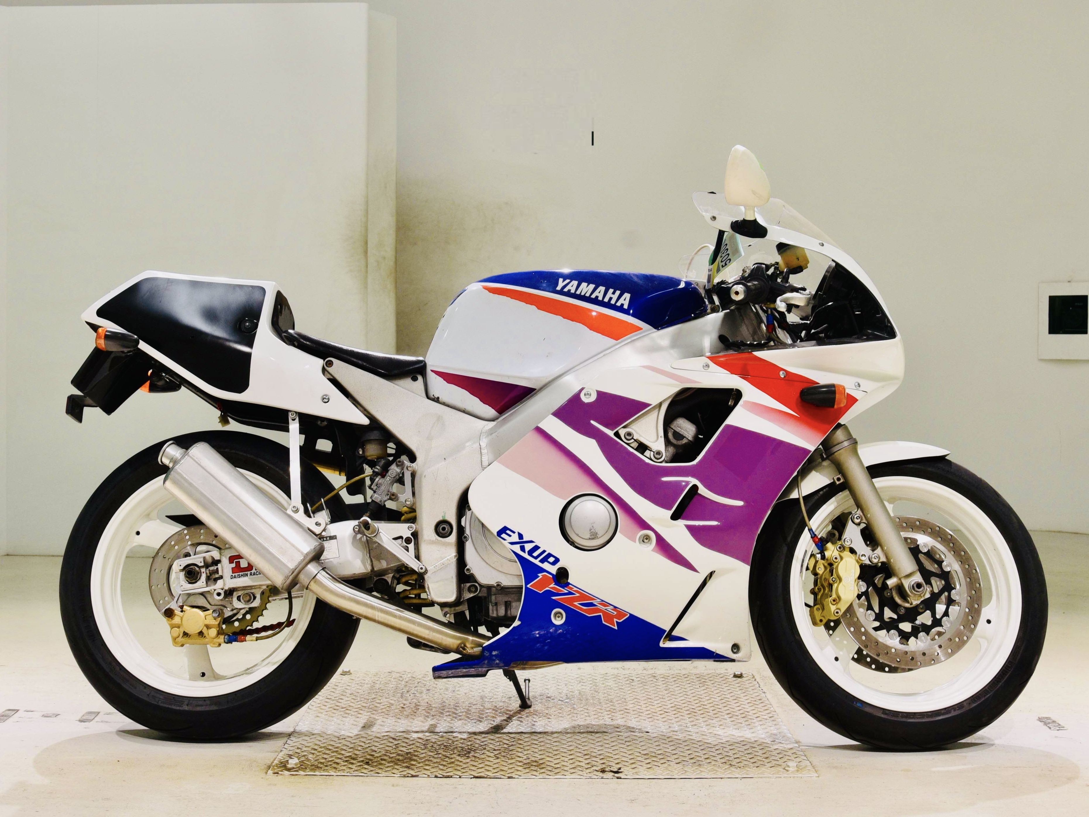 Yamaha FZR400RR